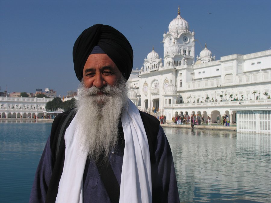 sikh-visiting-golden-temple