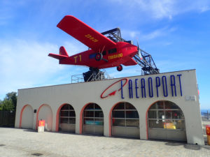 Parc atraciones emblematic plane ride